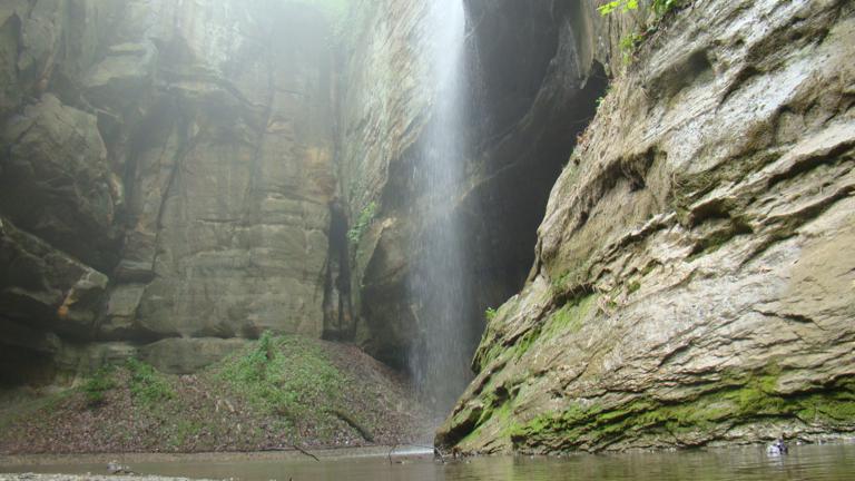Staved-Rock-Waterfall-Photo